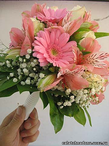 Круглый свадебный букет из розовой герберы, альстромерии и розы