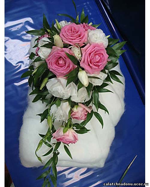 Свадебный букет-капля из розовых роз и белой эустомы