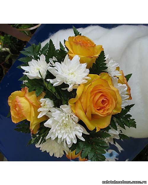 Свадебный букет из белой хризантемы, желтой розы и листьев папоротника