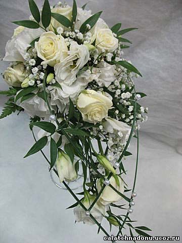 Свадебный букет-капля из роз и эустомы