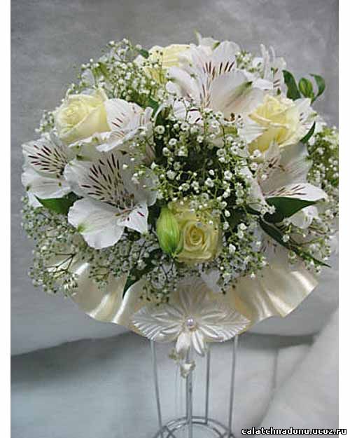 Круглый свадебный букет из белых роз и альстромерии