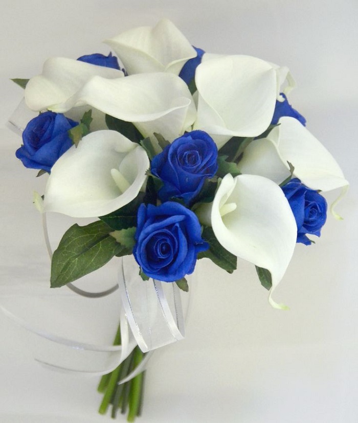 синие розы и белые каллы