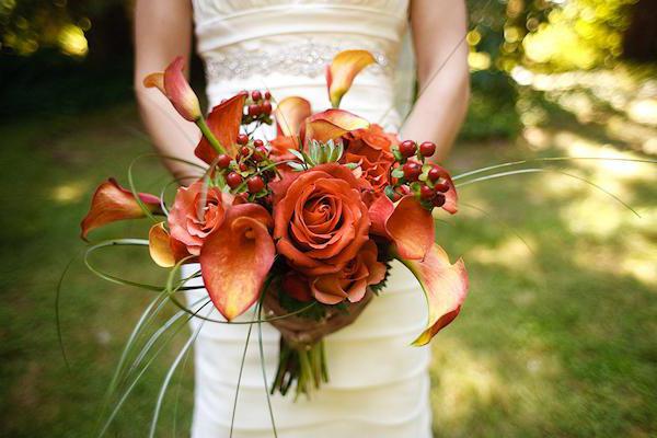 Оранжевые свадебные букеты: фото