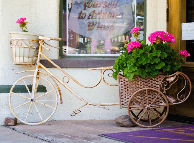 Декоративный велосипед с корзиной, которая стала отличным приютом для цветущей герани