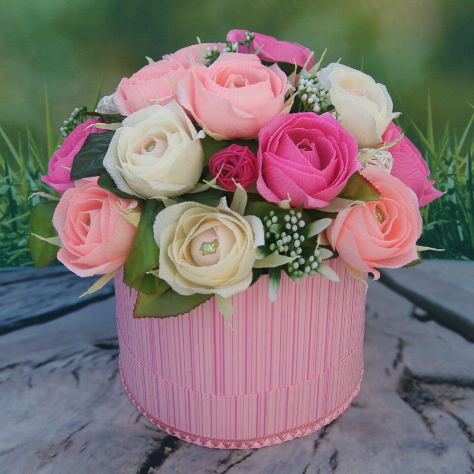Коробка с букетом разноцветных роз