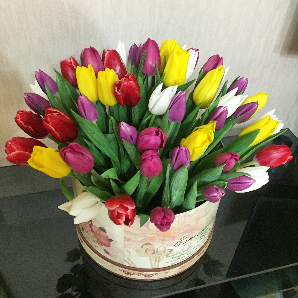 Коробка с разноцветными тюльпанами