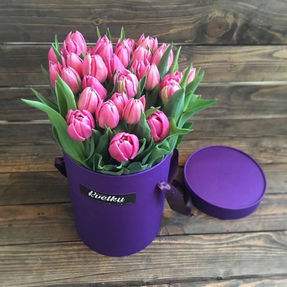 Небольшая коробка с розовыми тюльпанами