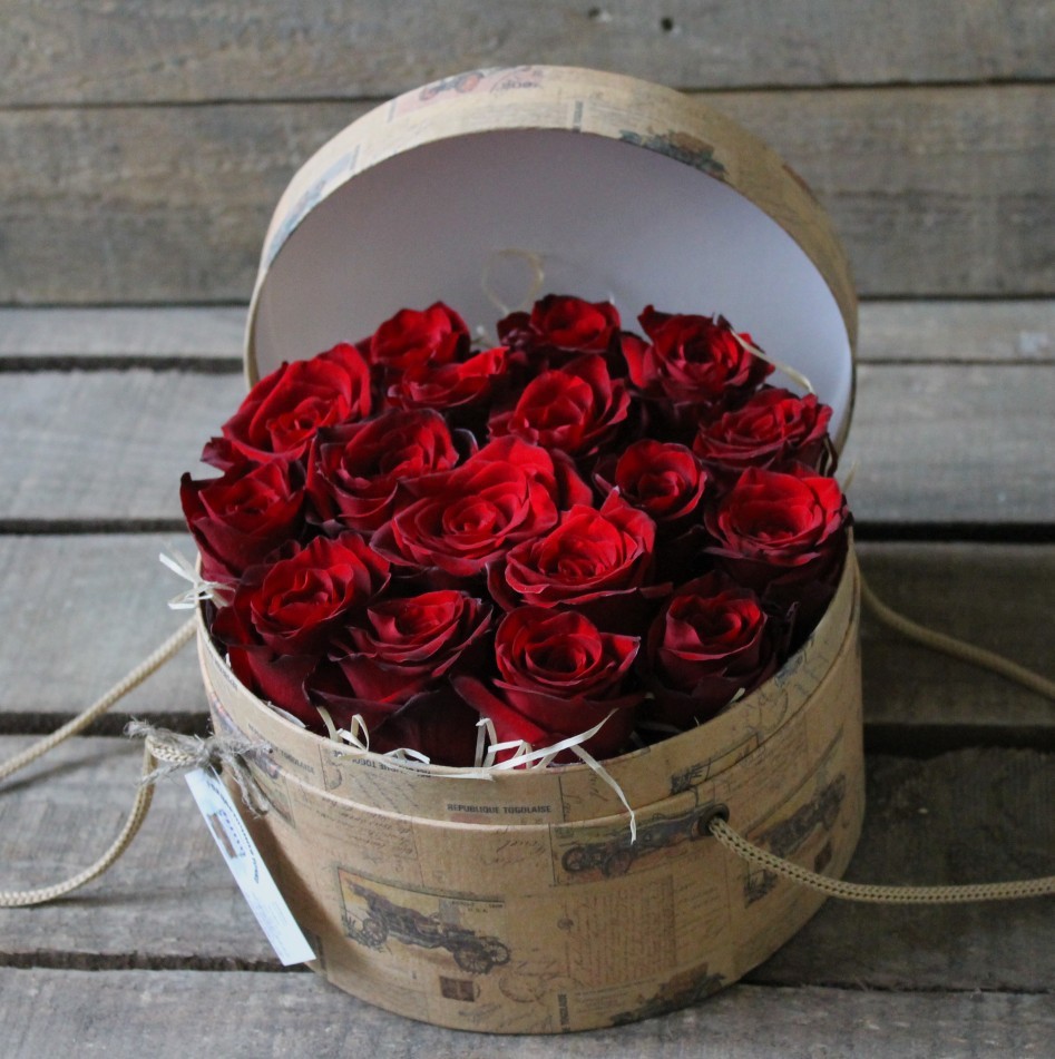 Коробка с букетом красных роз