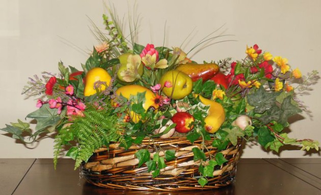 Фото: композиция из фруктов, овощей и цветов