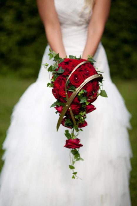букет невесте из красных роз