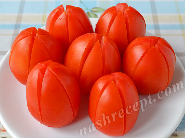 вырезаем тюльпаны из помидоров - vyrezaem tyulpany iz pomidorov