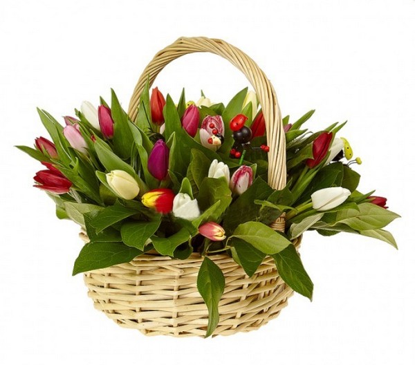 Романтично: корзина с цветами в подарок. Фото с сайта lepestki.kiev.ua