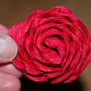 roza iz gofrirovannoi bumagi 19 Розы из гофрированной бумаги своими руками 