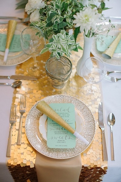 Сочетание мятного и золотого в декоре свадебного стола