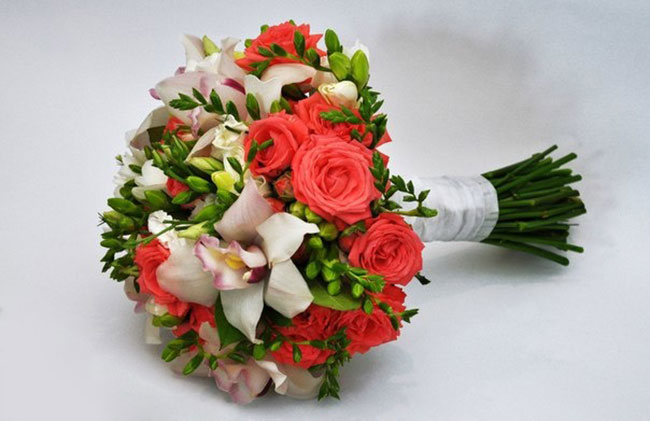 Букет невесты из кустовых роз фото 7