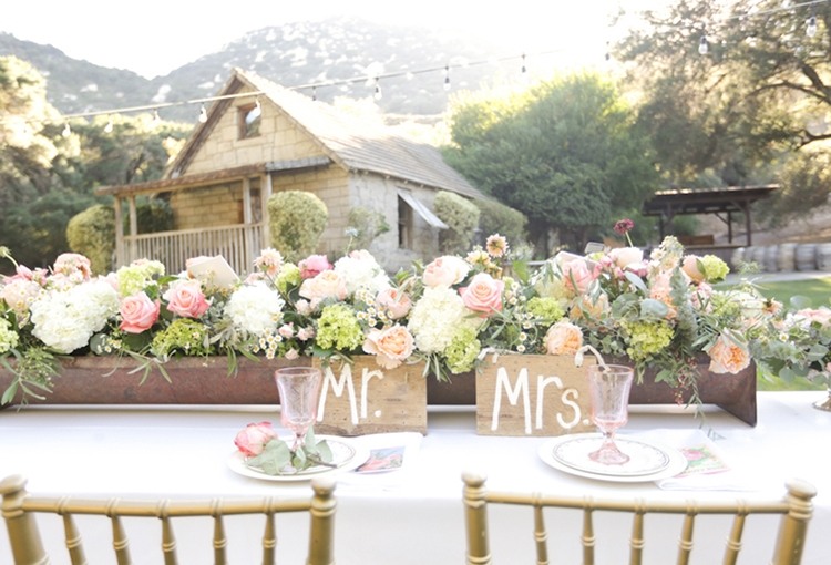 Оформление цветами стола молодоженов на свадьбе в стиле шебби шик