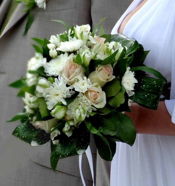 Розы и хризантемы для невесты