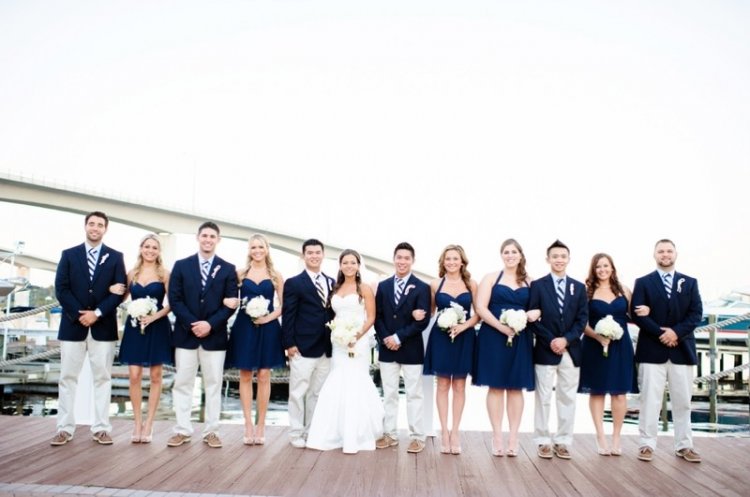 Гости на бело-синей свадьбе