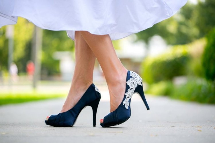 Бело-синие туфли невесты