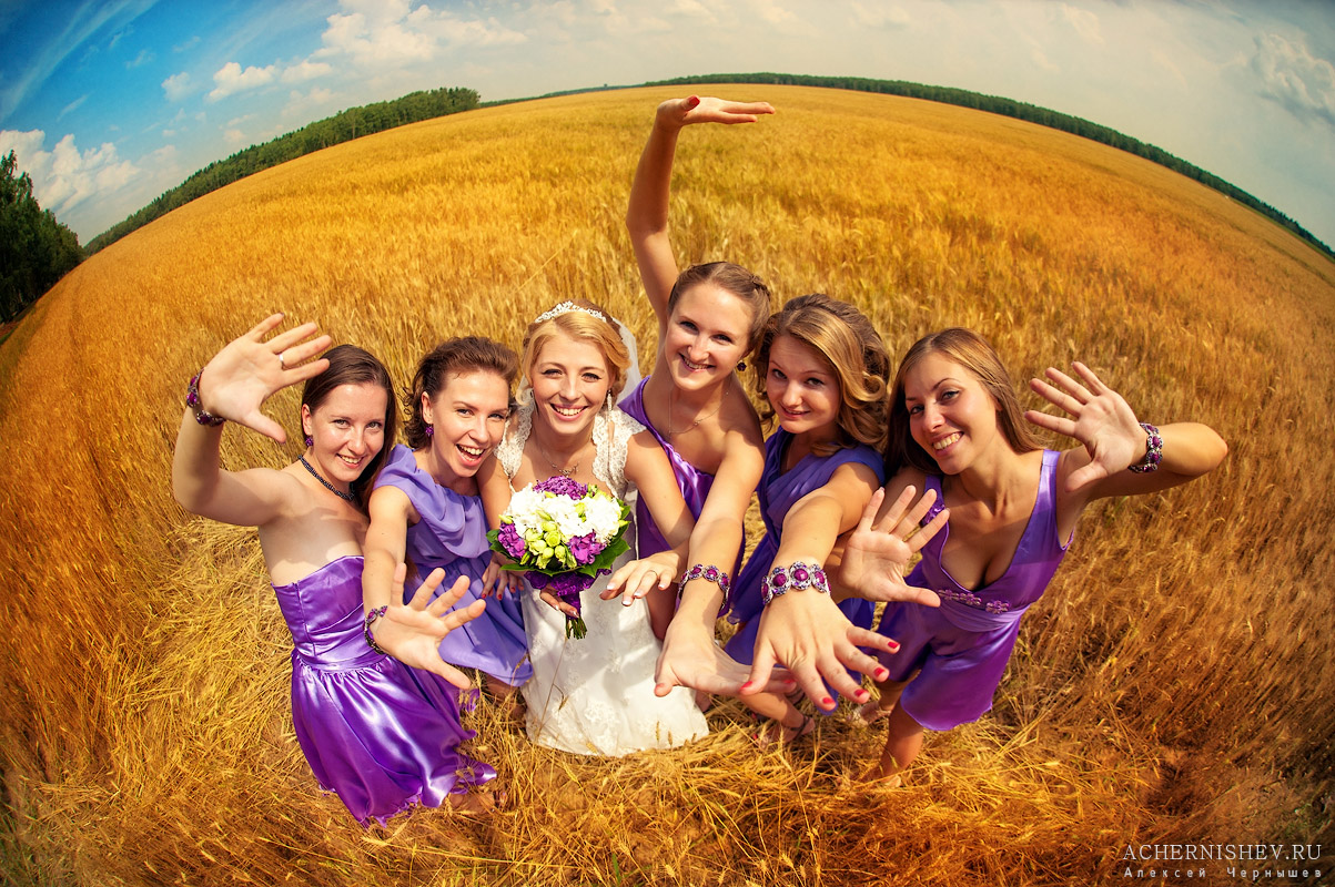 фото невесты с подружками в поле