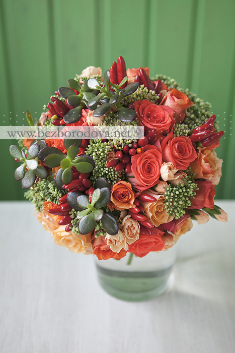 Свадебный букет из коралловых роз с суккулентами и перцами
