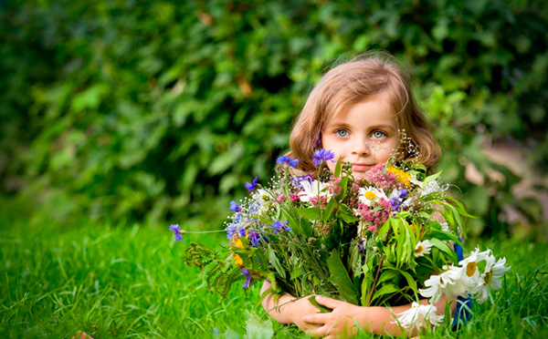 Маленькие девочки, как и взрослые девушки, любят получать букеты (голубоглазая девочка, полевые цветы, лето)