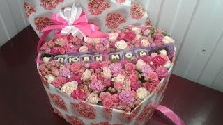 Цветы и буквы конфеты в подарочной коробке. Flowers and letters of candy in a gift box.