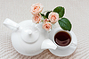 Чайник, чашка, и розы на тарелке | Фото