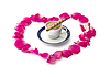 Лепестки роз, которые выложены и чашка кофе | Фото