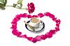 Розовая роза лепестки роз и чашкой кофе в центре | Фото