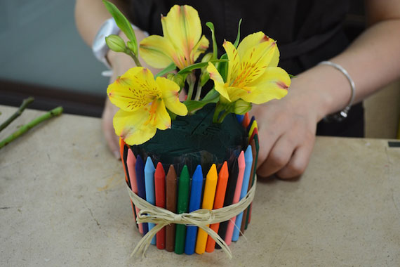 домик для цветка из карандашей