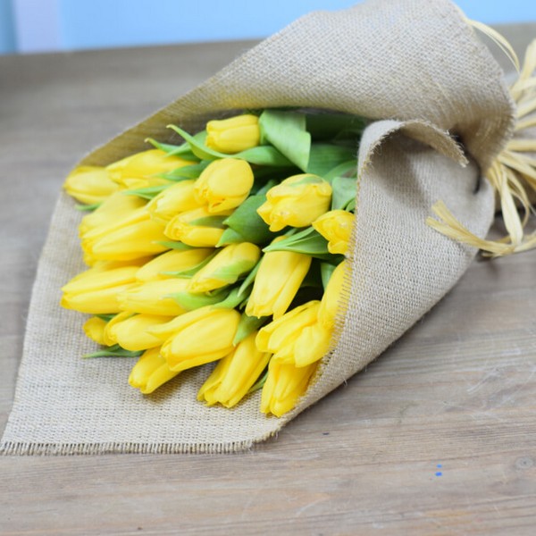 Желтые тюльпаны в мешковине