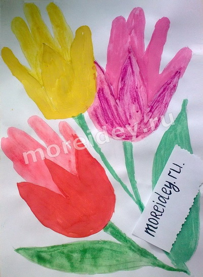Подарки маме ко Дню матери или к 8 марта: рисунок из ладошек букет цветов