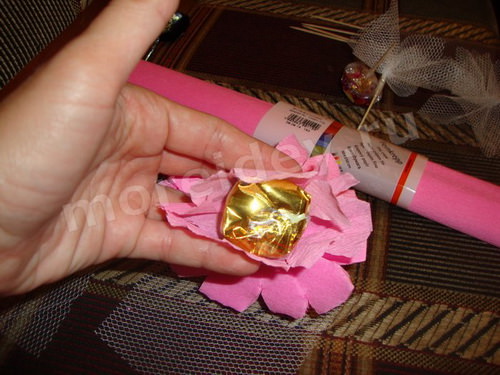 Как сделать цветы для букета из конфет мастер класс с фото