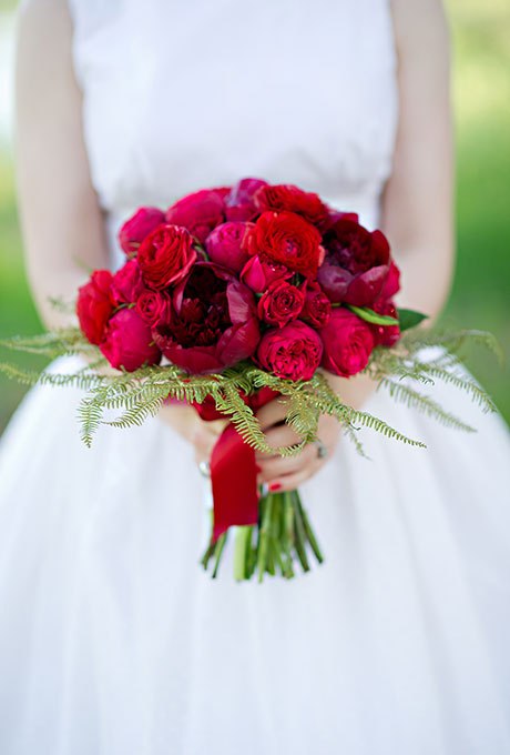 e8hVeHcammA - Красные свадебные букеты (25 фото)