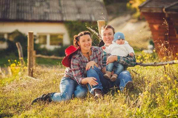 Молодая счастливая семья, весело в сельской местности Лицензионные Стоковые Изображения