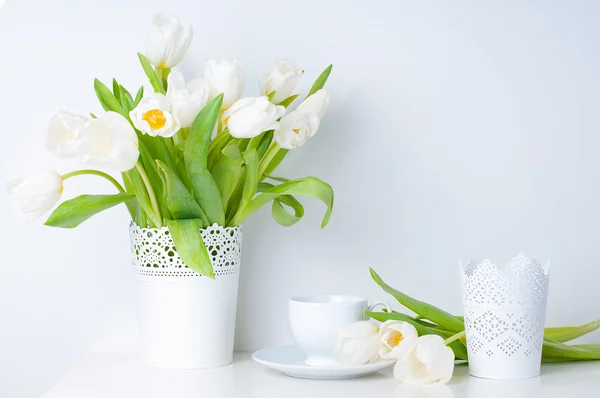 Декорирование дома, белые тюльпаны — стоковое фото