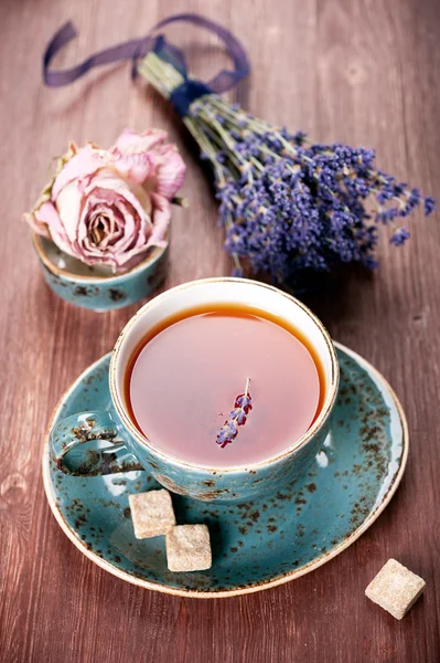 Сup чая букет лаванды — стоковое фото