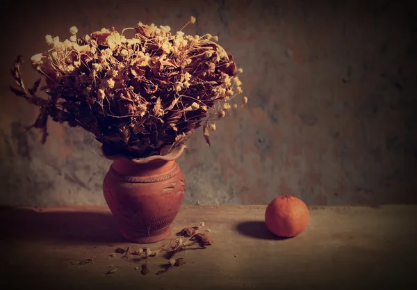 Натюрморт с букет из сухих роз в глиняные вазы и фрукты Стоковое Фото