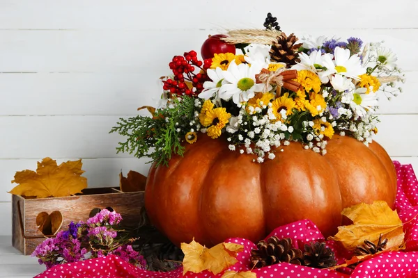 Красивая Осенняя композиция в тыкву с декоративной коробки на столе на фоне деревянных — стоковое фото