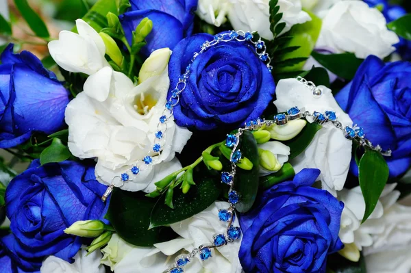 Голубые розы и синий браслет Стоковое Изображение