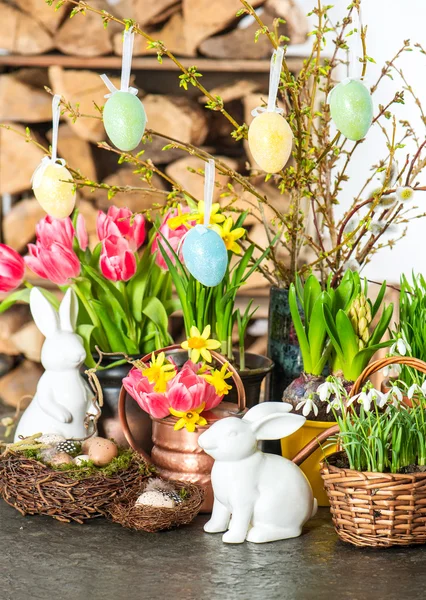 Весенние цветы с Пасхальный кролик и яйца украшения — стоковое фото