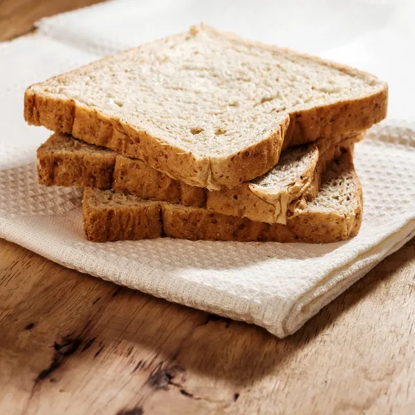 Хлеб из цельной пшеницы на кухонном столе — стоковое фото