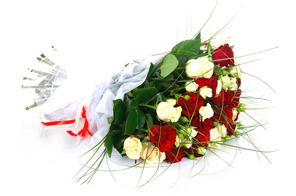 Красивый букет ярко красные цветы, изолированные на белом фоне — стоковое фото