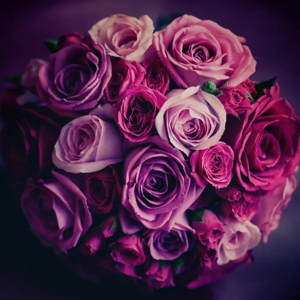 Свадебные цветы. розовые и красные розы. винтажные цвета — стоковое фото