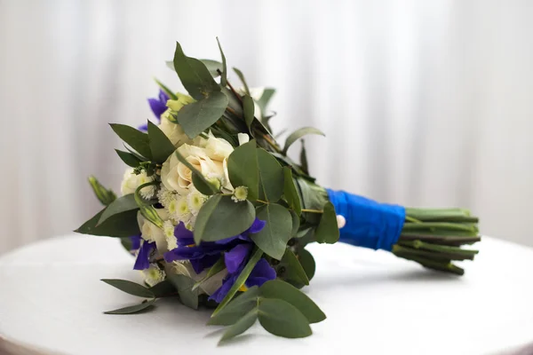 Свадебный букет из роз, ирисов Лицензионные Стоковые Изображения