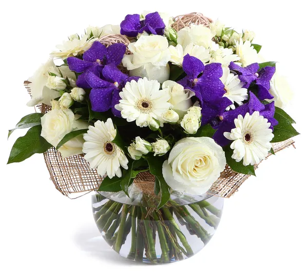 Цветочная композиция в прозрачной вазе: белые розы, фиолетовые орхидеи, белые герберы ромашки, зеленый горошек. изолированные на белом. Флористическая композиция, Дизайн букет, цветочную композицию. фиолетовые орхидеи — стоковое фото