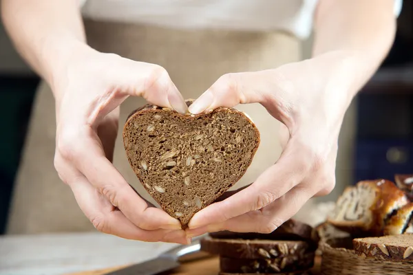 Хлеб. руки женщины, резать хлеб — стоковое фото