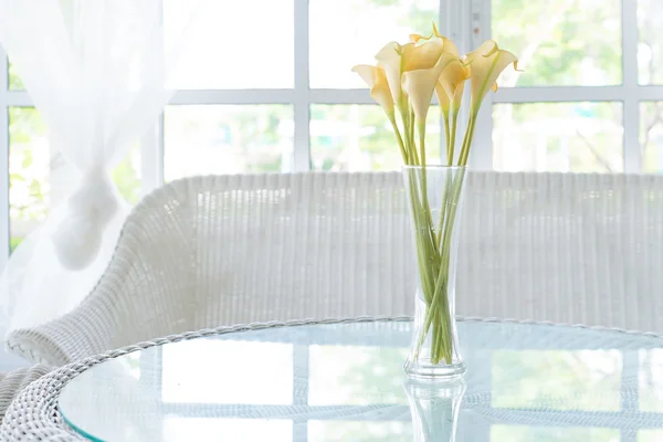Жёлтый цветок в вазу на стол и окна подоконник фоне. "ВинтаСофт" — стоковое фото