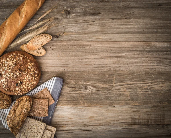 Различные типы хлеба — стоковое фото